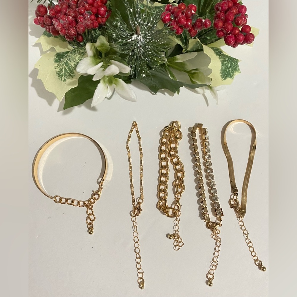 ****Gold Tone Bracelet Set.****( 5 pieces).